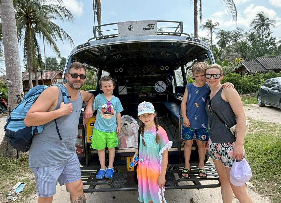 line album รถสองแถว+ลูกค้า เบลอเลขทะเบียนรถ 251207 3